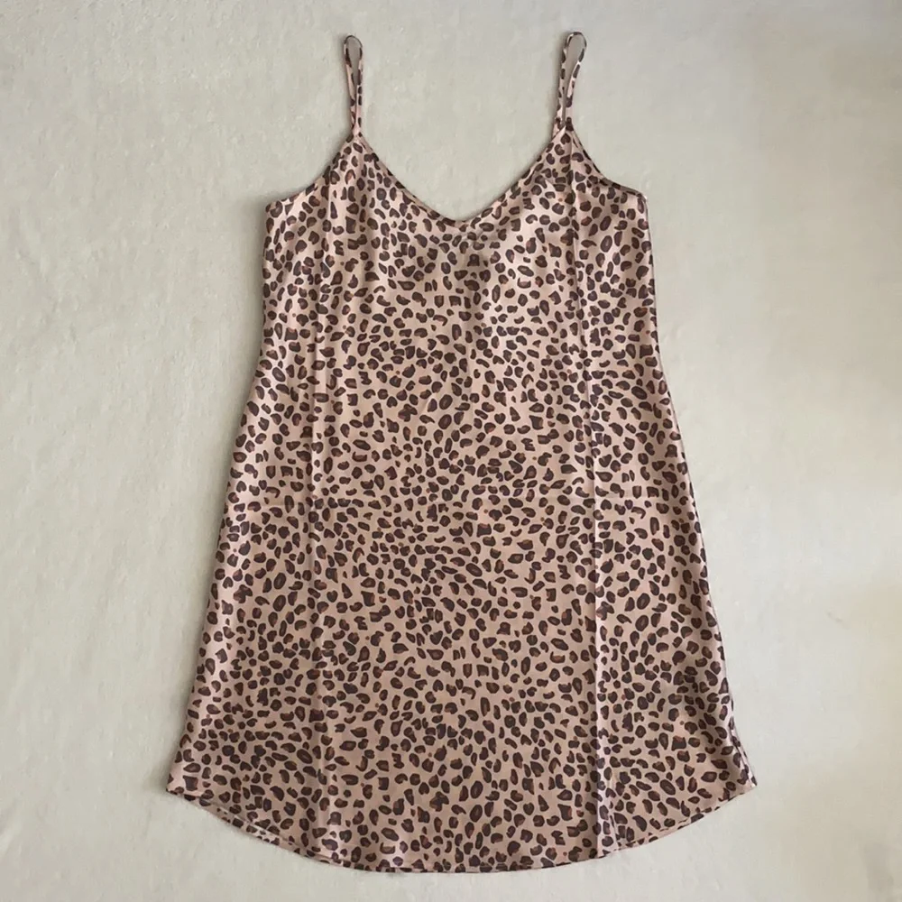 {NWT} UGG RTW | Theda Silk Slip Dress 90s Leopard Blush Animal Print (M 8-10) - Picture 3 of 15
